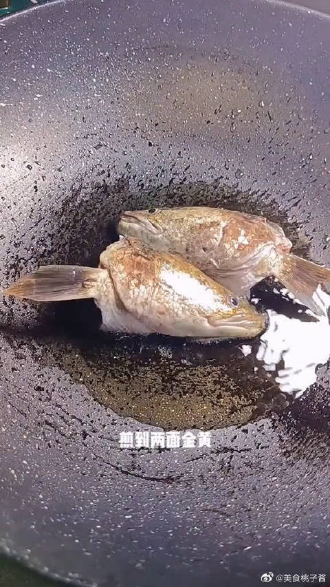 酸菜鱼想要做得好,关键是鱼片要浆好。毕竟都爱吃上面的鱼片