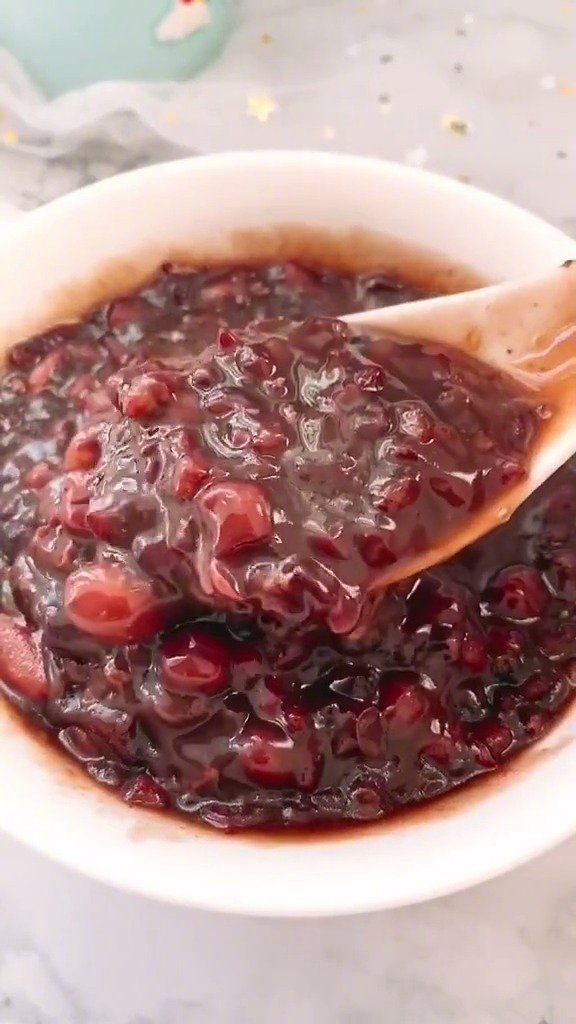 这样做出来的八宝粥还可以当做早餐,营养又饱腹。大人小孩子都超喜欢吃!(天天美食推荐)