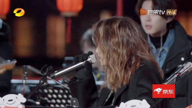 #姐姐的爱乐之程# 飞行嘉宾袁咏琳在路演中演唱自己首张个人专辑里的歌曲《笨鱼》,“你不懂爱