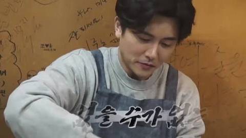 在熙参加综艺节目《继承者们》大展身手,亲手制作美食并且品尝美食!❀美疯 外貌❀ 在熙牌 脆