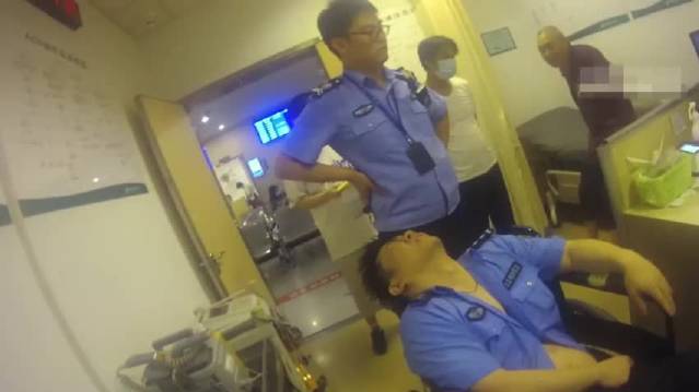 照片中,一位年轻的民警小伙瘫倒在椅子上,湿透的警服大敞着,表情痛苦。但是不少知道内情的人,
