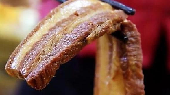 【济南人钟爱的把子肉原来是这样生产出来的,保证你之前没有见过】说起济南名吃,济南人的打卡清