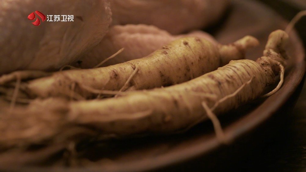 光看画面就已经 被谢霆锋做的糯米鸡馋哭了 鸡肉裹着糯米,糯米渗着鸡汤,隔着屏幕仿佛都能闻到