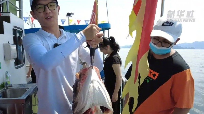 【Vlog|在亚运会赛场抓鱼是一种什么体验?】位于浙江省淳安县的千岛湖,既是千岛湖鱼头的产