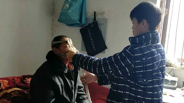 【“等我病好了照顾爷爷” 遗孤少年身患恶疾盼康复 】森森,今年16岁。幼年时,森森的爸爸在