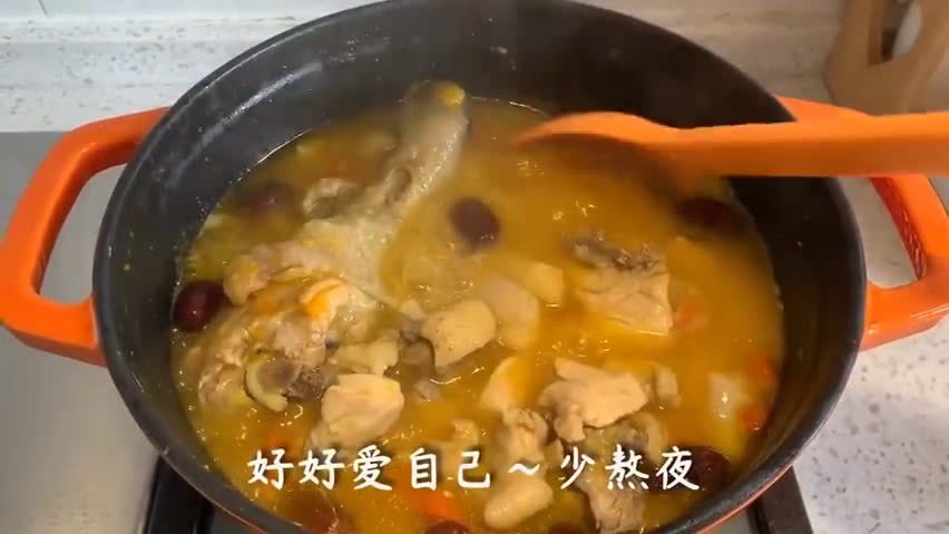 #美食时间# 冬天呢,最适合喝汤了~ 一碗热乎乎的汤下肚,整个人都暖暖的。热腾腾的金汤花胶