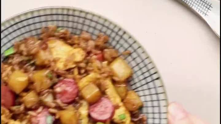 开饭啦 香肠,土豆,米饭,解锁灵魂炒饭做法!试问这神仙搭配谁能不爱!拯救饥饿 
