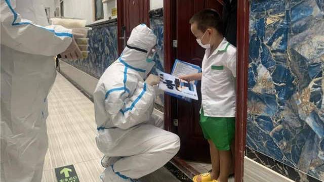 【送水果送生日蛋糕 上海民警与隔离居民共度14天】2021年8月18日,上海市松江区新增一