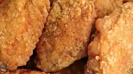 甜辣蒜蓉鸡翅尖鸡翅这么做,好吃到飞起~~比可乐鸡翅好吃10倍不止啊~      