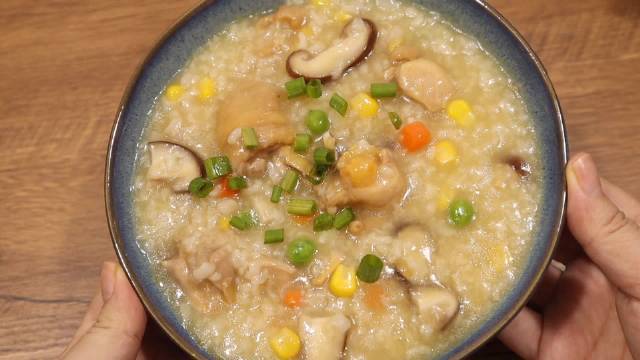香滑软糯的香菇滑鸡粥,解腻又养胃!这个粥一定要试试!