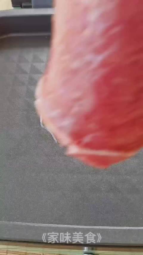 儿子喜欢吃牛排,老婆前两天在网上买了十片大希地西冷牛排,里面还带有餐叉刀,和黑胡椒酱,另外