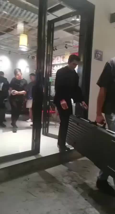 已经忘记原歌名叫什么了 只记得摇晃的红酒杯