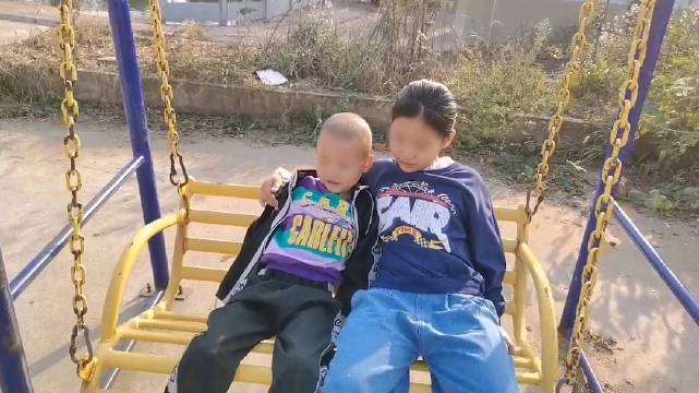 【姐姐偷偷给患癌弟弟行囊塞满鸡蛋牛奶[流泪]】湖北省武穴市。7岁男孩小恺患有急性淋巴细胞白