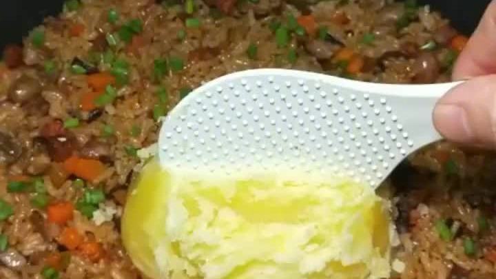 【极简复工料理:电饭煲腊肉焖饭】生活重启后,又开启了忙碌生活状态,极简料理同样能唤醒你的味