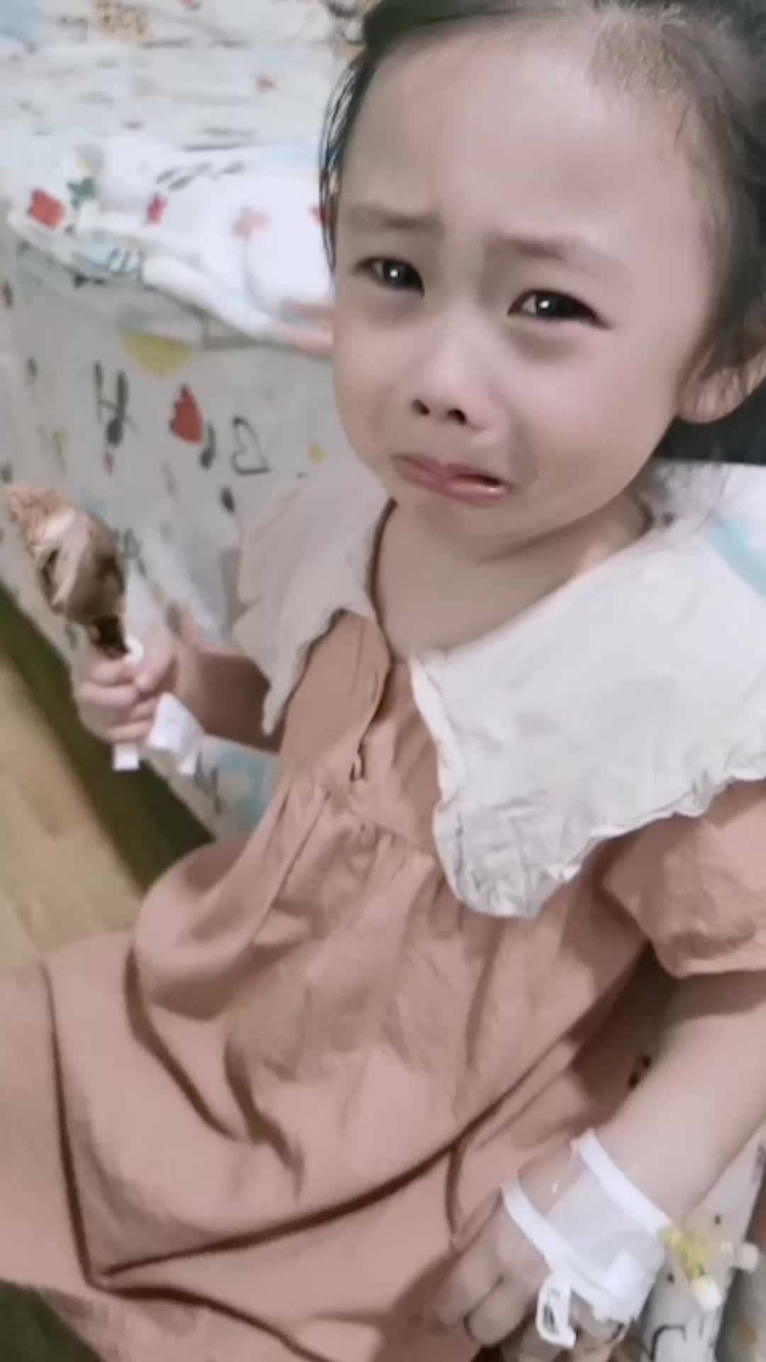 【爱吃肉女孩出院后啃鹅腿大哭感叹:我太想念鹅腿的味道了![捂脸]】9月16日,安徽蚌埠,一