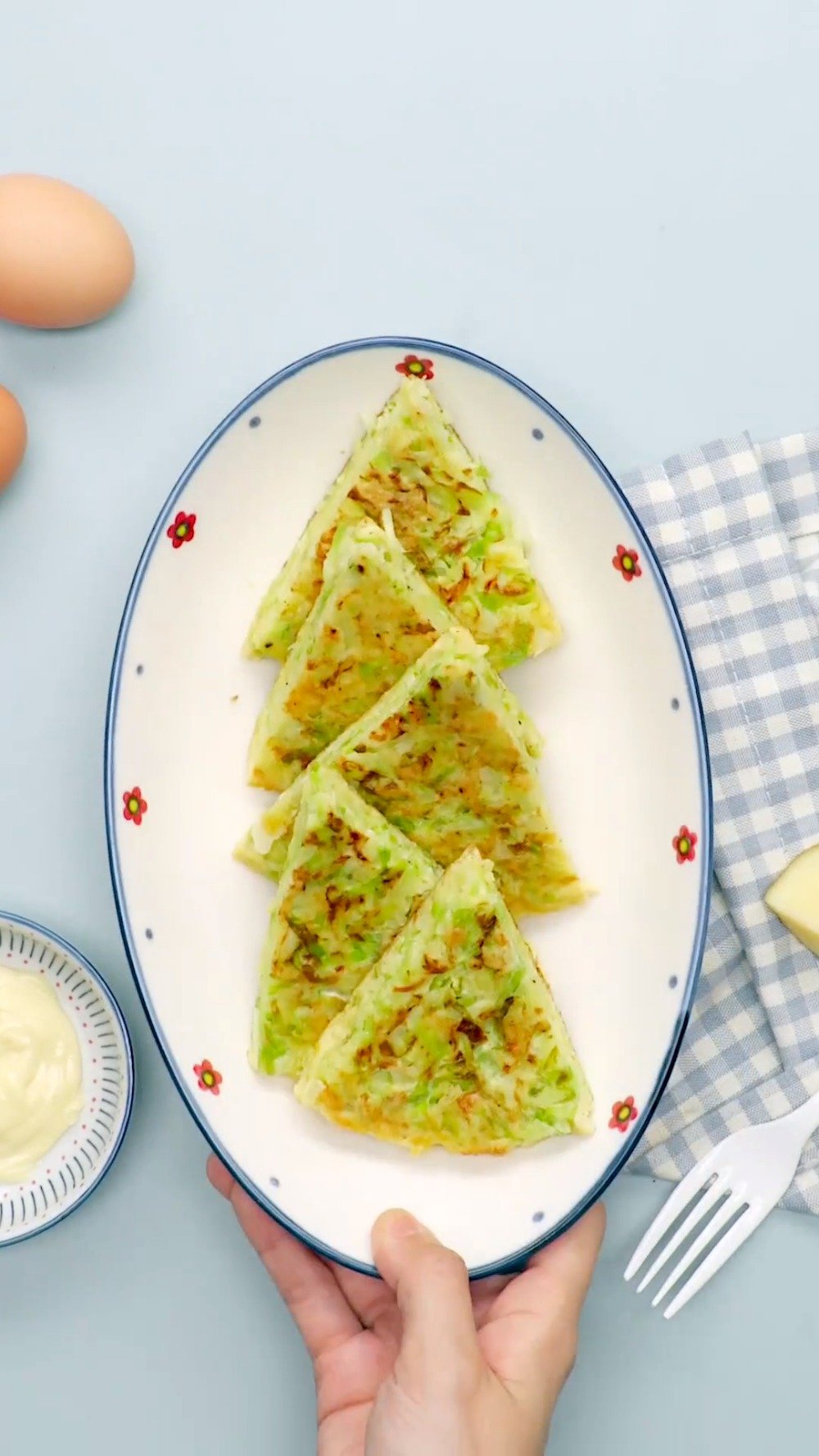 #唯有美食不可辜负# 【卷心菜土豆鸡蛋饼】这样的鸡蛋饼没吃过吧,不用面粉也能搞定!土豆卷心