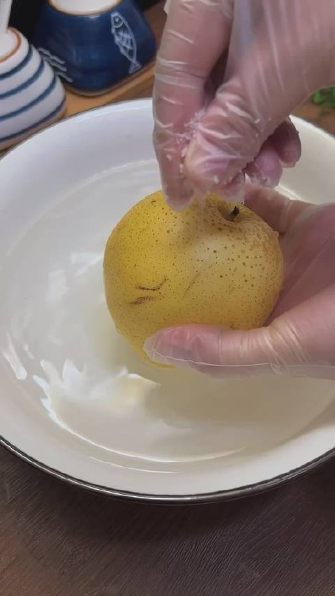 这个季节气候干燥,天气忽冷忽热,尤其是孩子和老人,嗓子总是疼,还咳嗽,以前妈妈经常给我做,