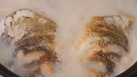 天冷了,煮一锅花鲢鱼头汤暖暖胃吧。