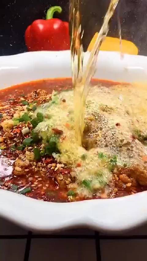 #吃在成都#地道的四川水煮牛肉做法,最后热油淋辣椒面儿是灵魂!麻麻辣辣...你学废了吗?