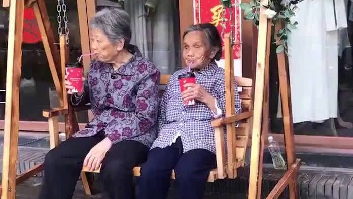 姐妹在吗,出来我请你给你喝奶茶,多么珍贵的友情,你们羡慕吗?