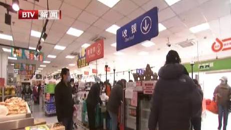 【石景山区老山街道多举措保障“一米线”】2月28日上午,石景山区一物美超市顾客逐渐多了起来