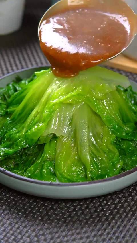 蚝油生菜做法虽然简单,但是要想生菜翠绿不变色,需要掌握这几个步骤,速度学起来#厨艺教程# 