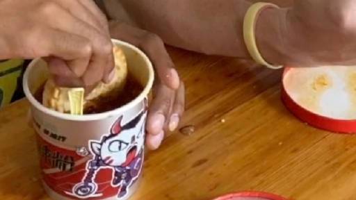 【老外用胡辣汤酸辣粉泡月饼,早餐老板:嫌月饼硬,从没见过这种吃法】9月19日,河南郑州。两