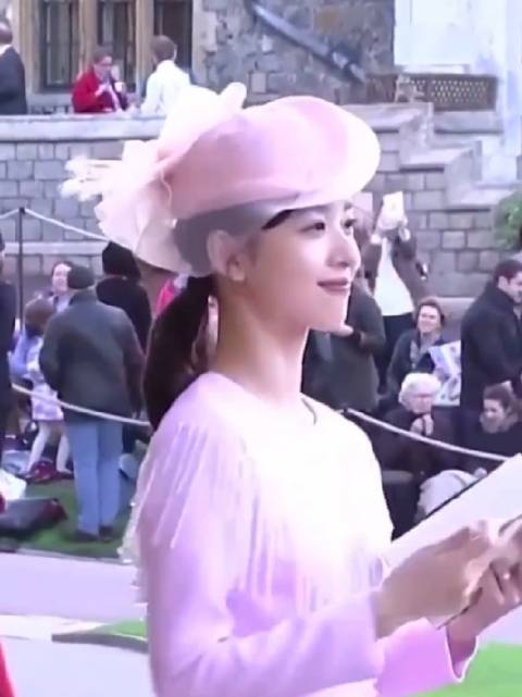 章泽天晒出健身照,并配文,“好久不见,春天来了,该操练起来啦”。虽然是阔太太,但奶茶妹妹优