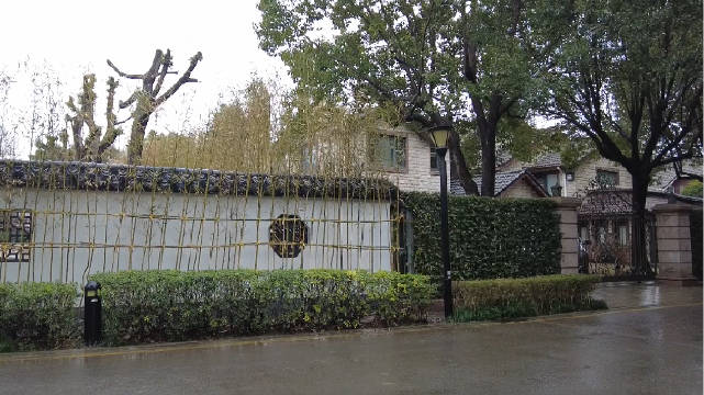 【上海8500万楼王别墅涉嫌违建:曾将公共香樟树挪进自家院子被罚】 位于上海西郊的佘山银湖