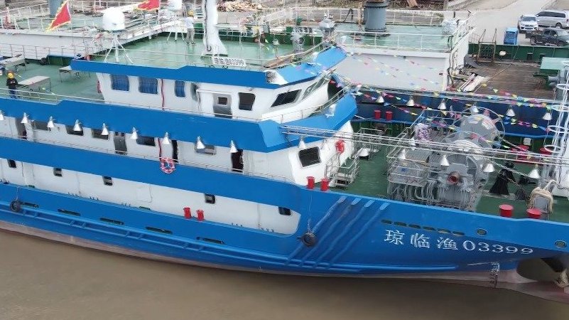 【中国最大钓鱼船试航 船长望在更多海域作业】9月10日,“琼临渔03399”号钓鱼船在宁波