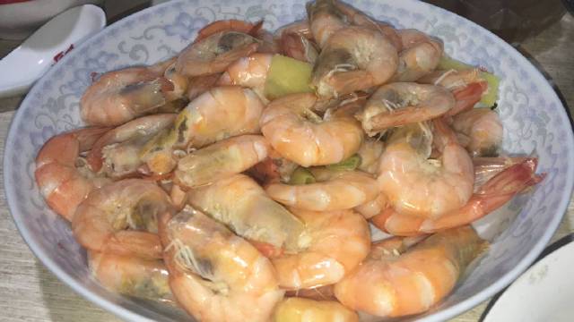 水煮虾的家常做法,简单好吃,肉质鲜美无腥味,一上桌就被扫光 