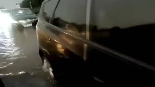 【暴雨已至!河南连发94条暴雨雷电预警 注意防范山洪及地质灾害】7月18日下午,河南安阳出