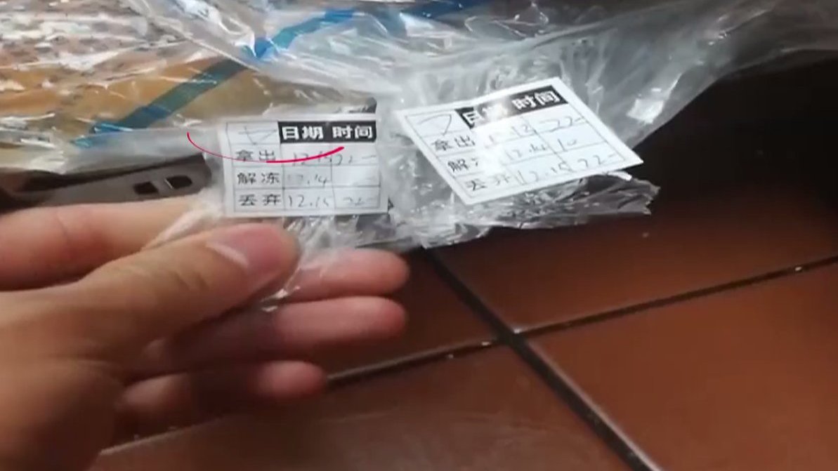 【曝光!汉堡王用过期面包做汉堡】315晚会接到内幕人士举报,汉堡王的标准在实际执行中,存在