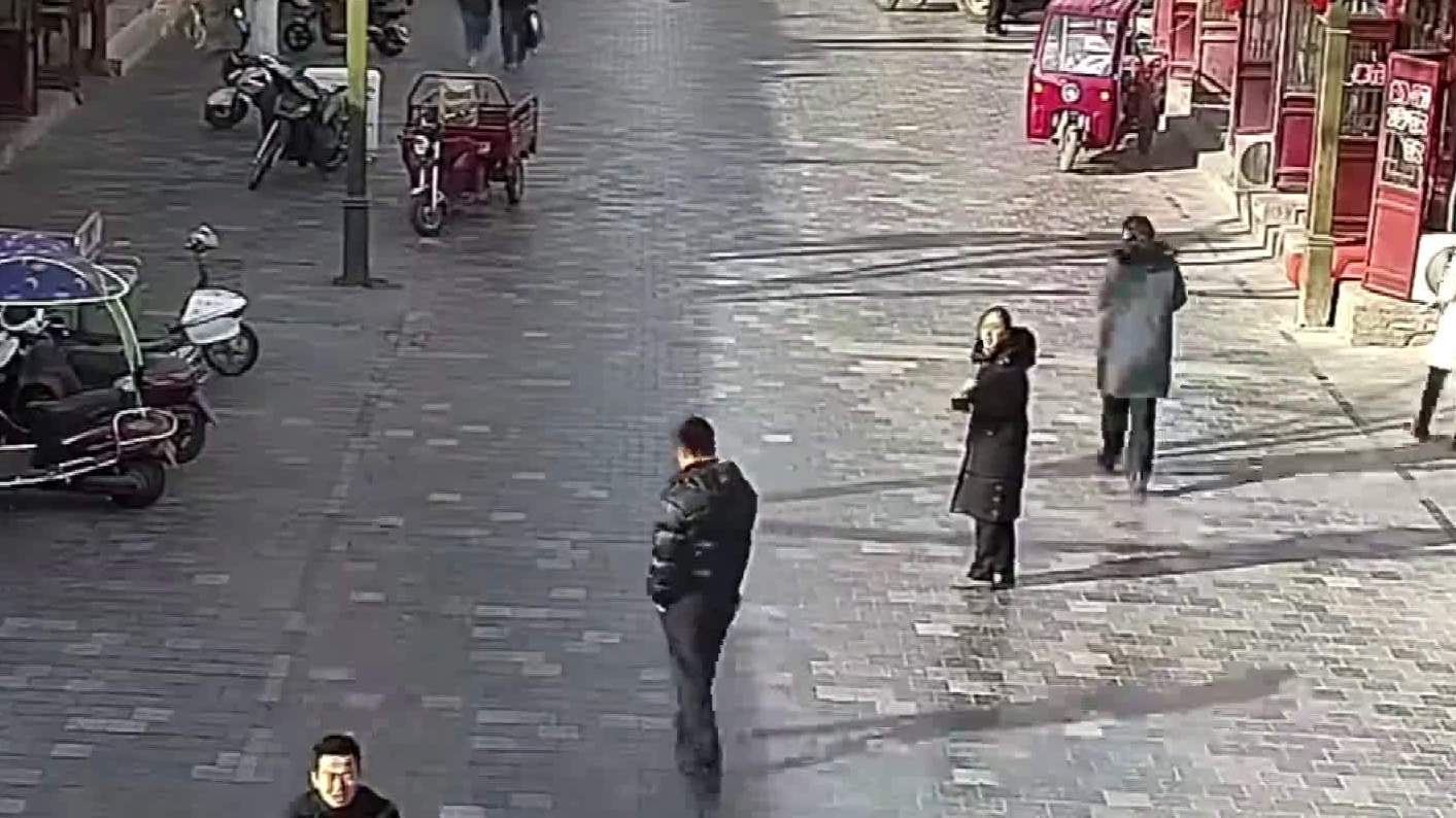 【网逃人员骑车载民警抓自己 直至被抓都没反应过来】12月2日,陕西榆林榆阳分局通报一起案件