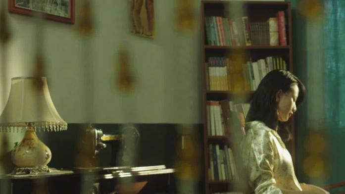 伴随着市井气,她沉浸在慢节奏的生活里,惬意知足。她可以用拉长的尾音,让整句话都变得柔和;她