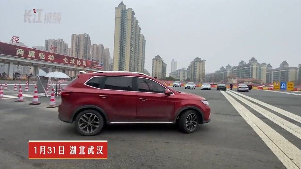 【武汉一高速入口为回家人送热干面】1月31日,武汉市新冠肺炎疫情防控指挥部在入汉的高速入口