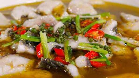 【春节晒年味 !大厨教你做水煮鱼,厨房小白也能轻松学会】湖北武汉。厨师姜金华一直研究懒人菜