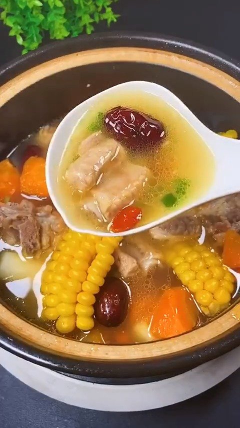 【玉米排骨汤做法】#美食时间# 这样做出来的排骨汤清甜可口,搭配营养丰富,做法一看就会!