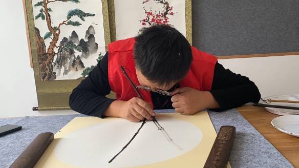 【浙江视障男子靠左眼余光创作国画:最想去华山井冈山采风绘画】31岁的视障患者叶强是浙江省衢