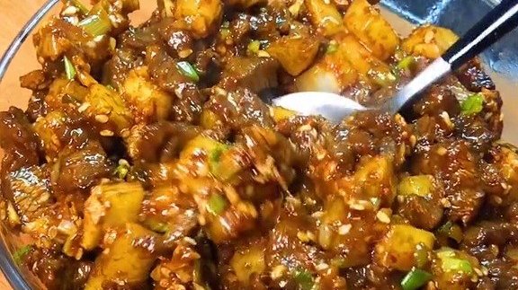 喜欢牛肉和土豆的朋友,不要错过这道菜——孜然牛肉炒土豆,嫩滑的牛肉搭配软糯的土豆,再配上灵
