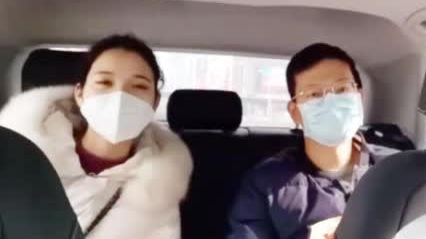 【武汉90后医护专车志愿者的一天】28岁的陈灵毓是一个地道的武汉姑娘。在武汉抗击疫情的特殊