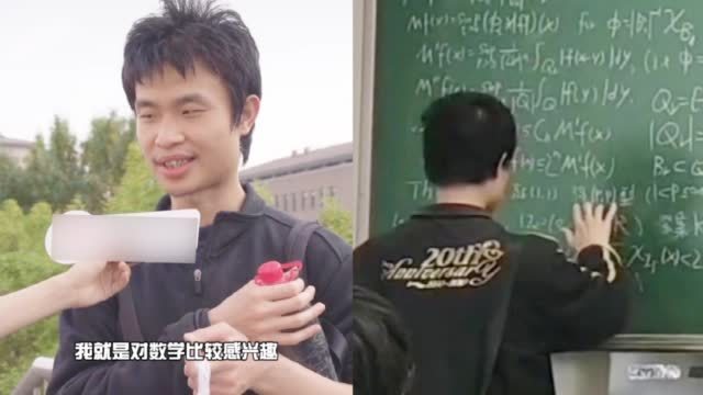 【北大小伙手提馒头矿泉水接受采访走红 真实身份令人直呼“学神”】近日,北京大学一名数学老师