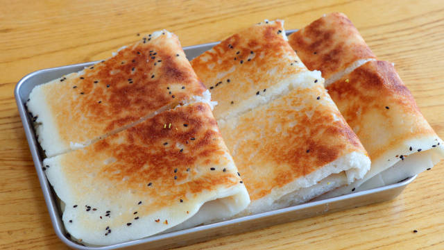 #下午茶清醒时刻# 香煎桂花米糕的做法,在家用大米就能做的小吃,松软又香甜!