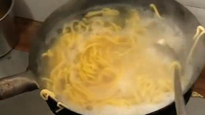 【黑龙江#酸汤子中毒事件唯一幸存者去世#】10月5日,黑龙江鸡西某家庭9人聚餐,因食用酸汤