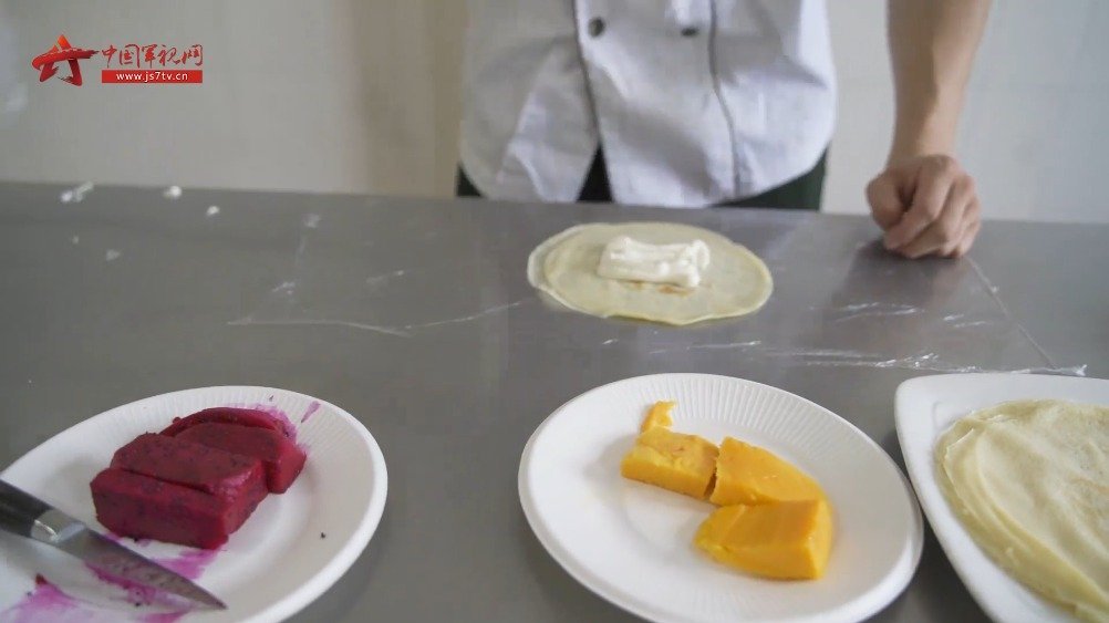 军营食堂  【兵哥哥教你芒果班戟懒人做法,味道不输,回家就试!】芒果班戟是一款特别适合夏天