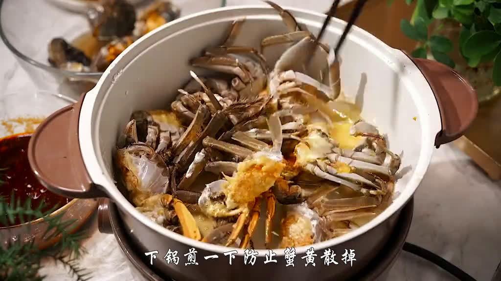 【秋天的第一锅肉蟹煲!】秋风起,螃蟹肥。鸡爪、虾仁、豆腐、年糕、土豆,满满一大锅真的太满足