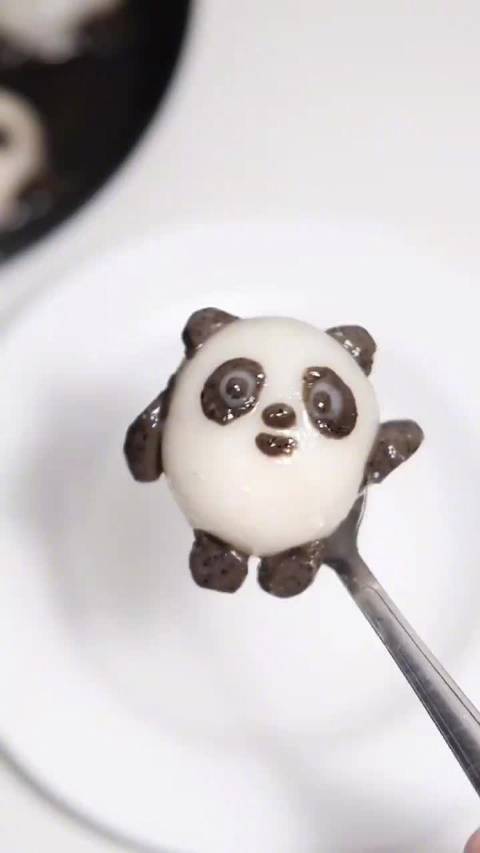 #60秒教你做冰墩墩汤圆#【冰墩墩汤圆】谁能拒绝糯叽叽的冰墩墩呢,一起来学习超可爱的冰墩墩
