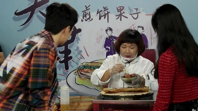 天津煎饼果子“科普小课堂”开课啦~天津煎饼果子里没有什么?煎饼果子和手抓饼你能分得清吗?本