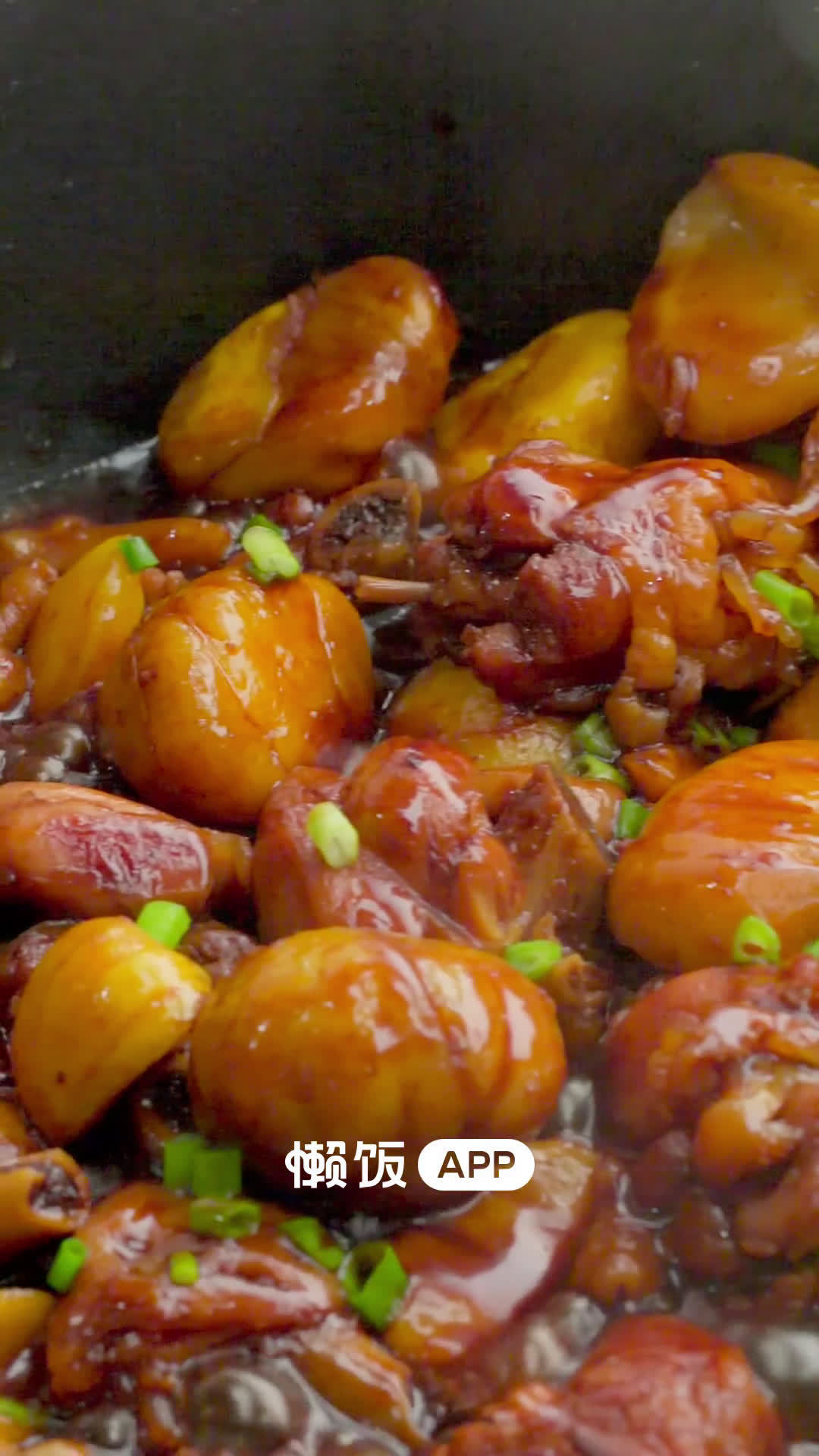 【葱油板栗烧鸡】喷香的葱油,嫩滑的鸡快,甘甜的栗子,谁吃谁不迷糊啊?!这俩食材搭配在一起,