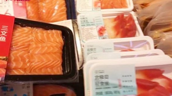 【专家称三文鱼感染新冠病毒可能性低应避免生食】6月13日,北京新发地市场切割进口三文鱼的案